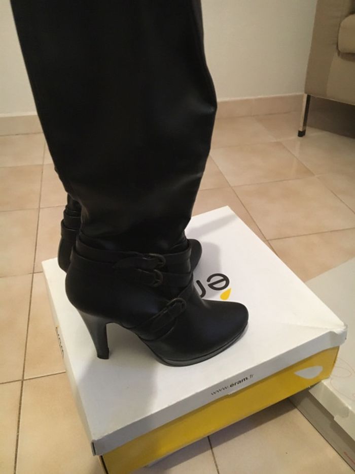 Très jolie botte noire - photo numéro 2