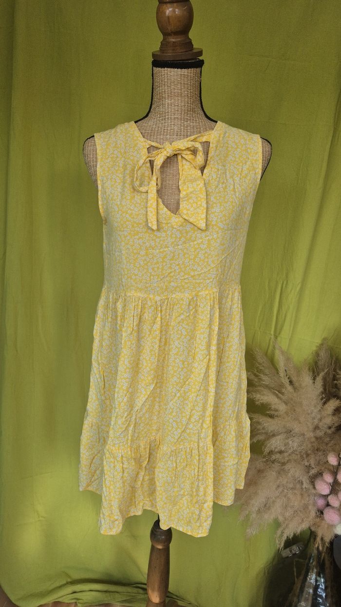 Robe jaune à fleurs blanches, sans manches, avec nœud à l'encolure