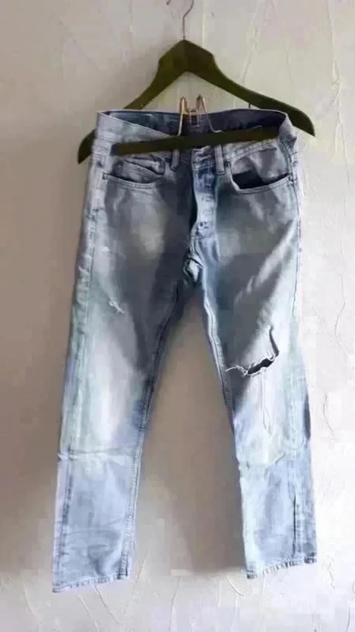 Jean bleu clair à trous Taille 38