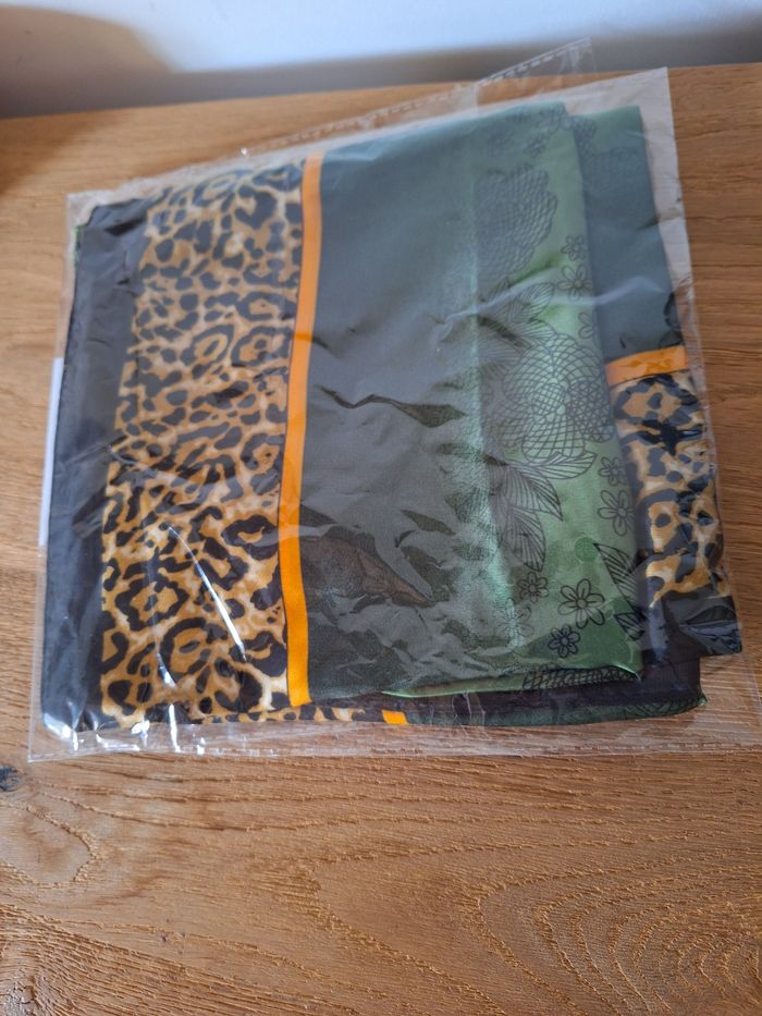 Écharpe neuve - photo numéro 2