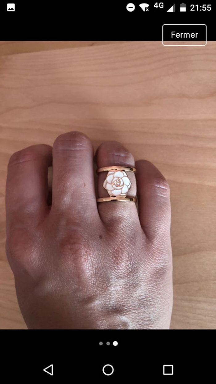 Bague dorée fleur blanche neuve - photo numéro 3