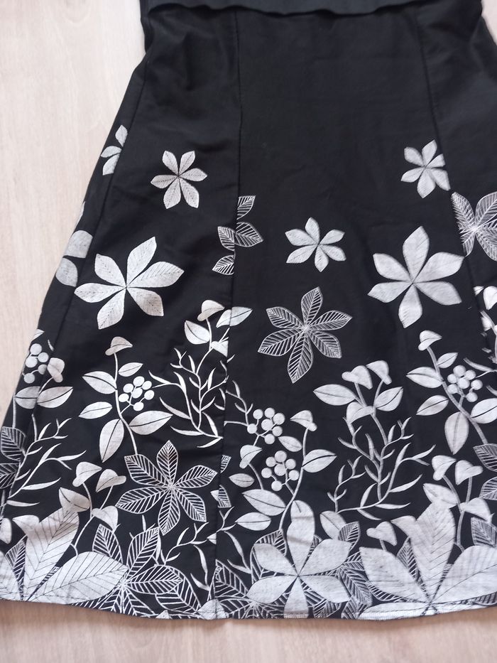 Robe noire fleurs blanches T.38 Mim - photo numéro 3