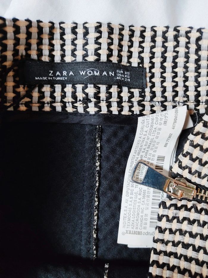 Jupe trapèze Zara XS striée blanche et noire Très Bon Etat - photo numéro 3
