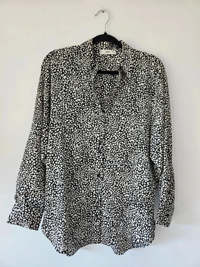 Chemise satinée à motifs noirs et blanc Mango taille 38 / M