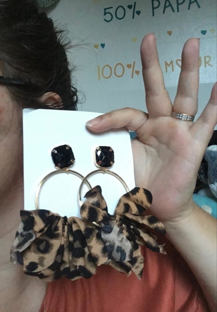 Créoles à froufrous  NEUVES avec étiquette femme couleurs marron et noir - photo numéro 2