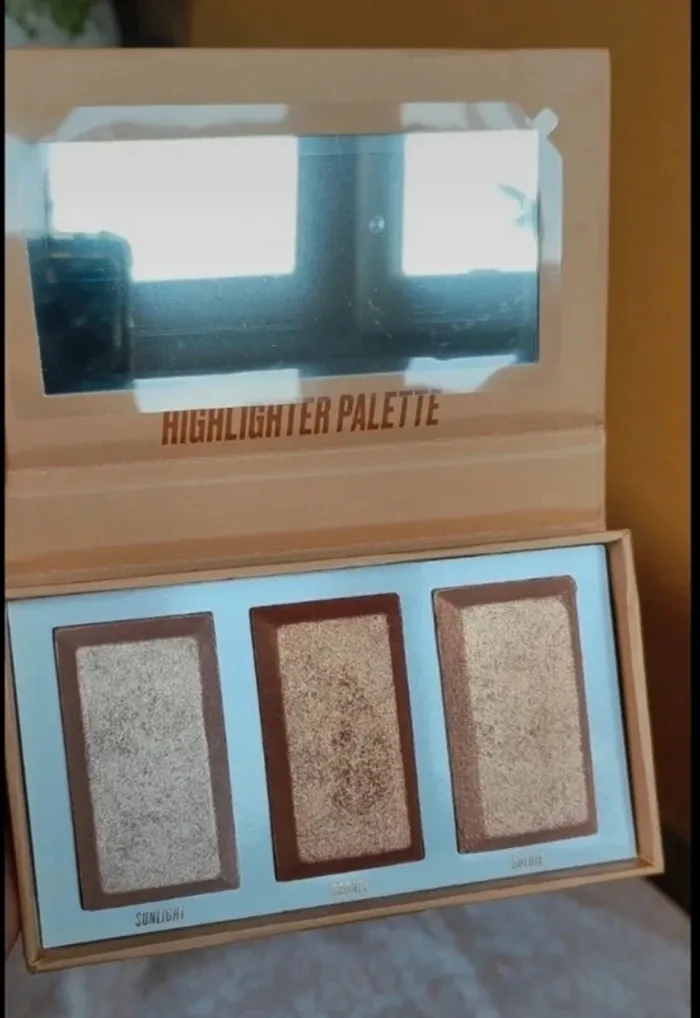 By Beauty Bay Golden Glow Highlighter Palette Teinte Golden Glow
Neuf - photo numéro 5