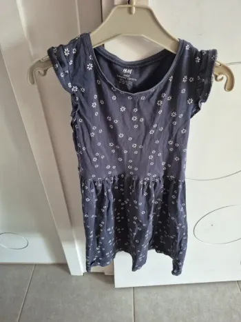 Robe bleu marine à fleurs blanches