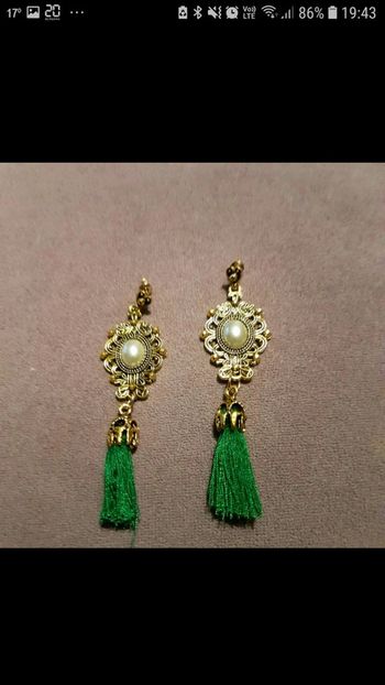 Boucles d'oreilles pompom vertes et dorées neuves