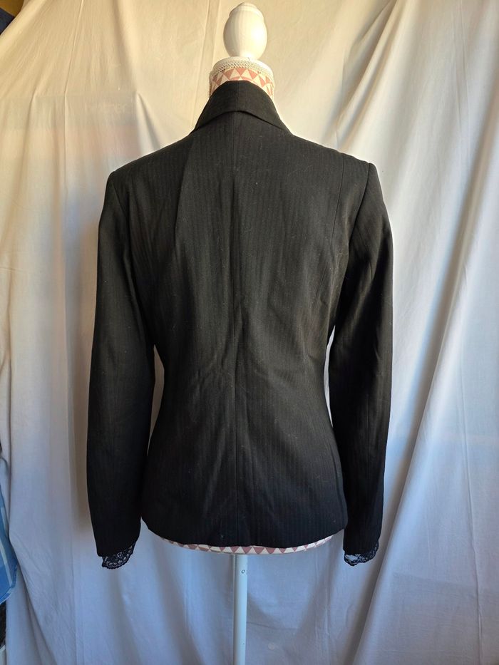 Veste noire a rayures noir façon satin,fausse pochette avec dentelle, bas de manche en dentelle, en excellent état, en viscose&polyester, largeur d'épaule 38cm, largeur sous bras 48cm, longueur 59cm, marque Adèle Joris =8€ - photo numéro 3