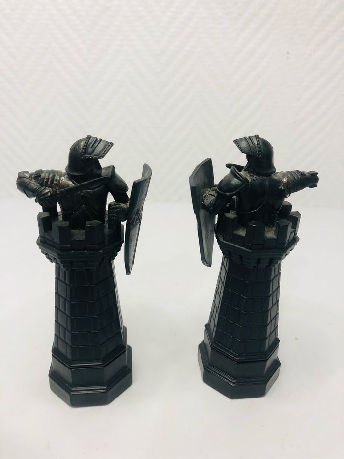 2 tours noires échiquier Harry Potter