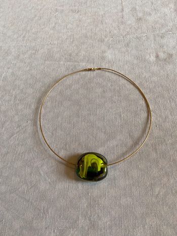 Collier ras de cou en métal plaqué or et verre soufflé,neuf.