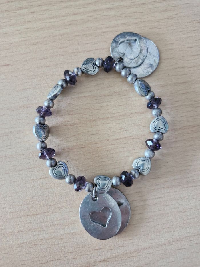 Bracelet fantaisie métal et plastique avec breloques 9