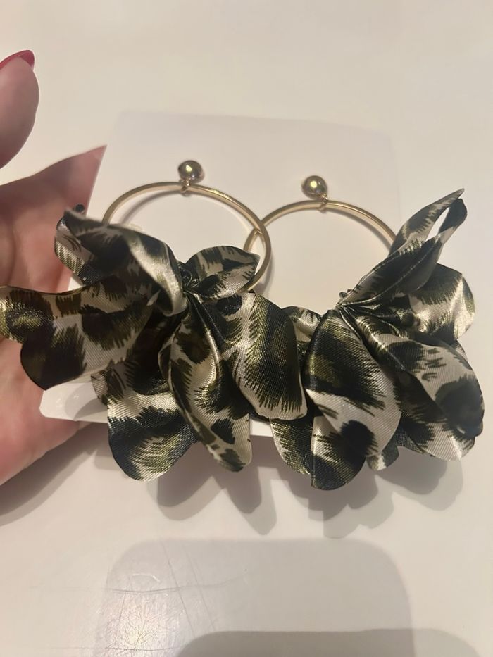 Créoles à froufrous NEUVES avec étiquettes pour femme couleurs noir et gris - photo numéro 2