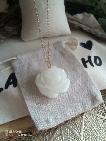 Collier fleur en pierre de jade blanc naturel