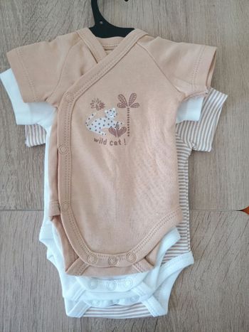 Lot bodys bébé taille 00