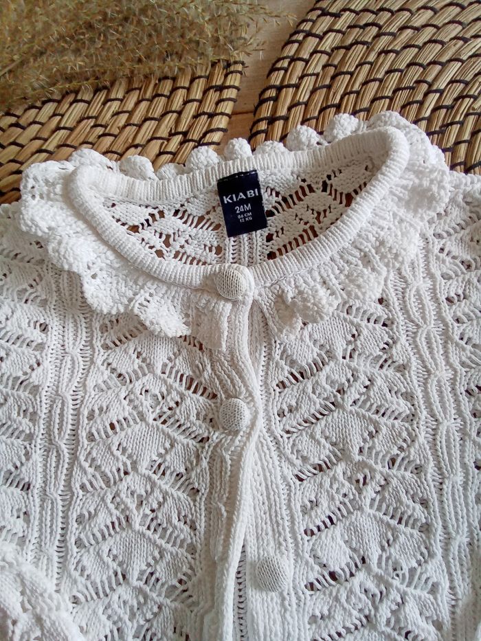 Joli gilet blanc en coton ajouré Kiabi taille 24 mois - photo numéro 2