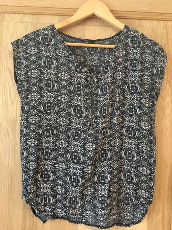 top blouse sans manche femme Bizzbee noir crème motifs