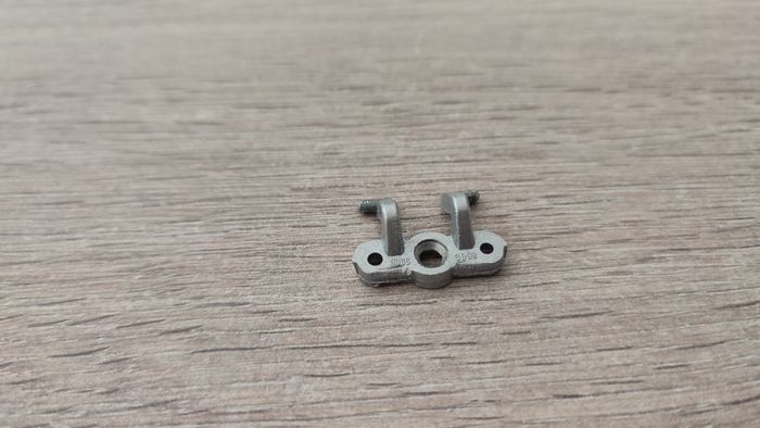 Fixation capot avant pièce détachée miniature Bburago Burago Chevrolet Corvette C5 1997 coupé 1/18 1