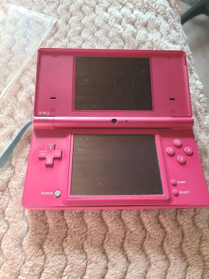 Vends Nintendo ds light rose fushia  avec un jeu et la carte r4 contenant plein de jeux , vendu sans chargeur