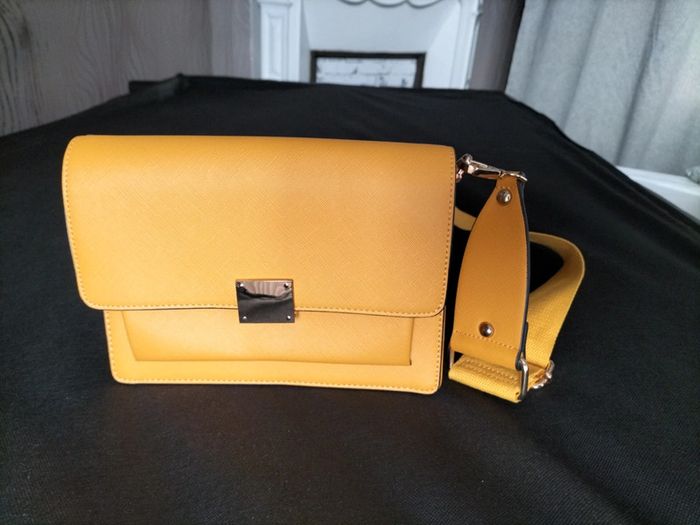 Sac à main Minelli jaune moutarde modèle milaine format moyen avec anse en tissu