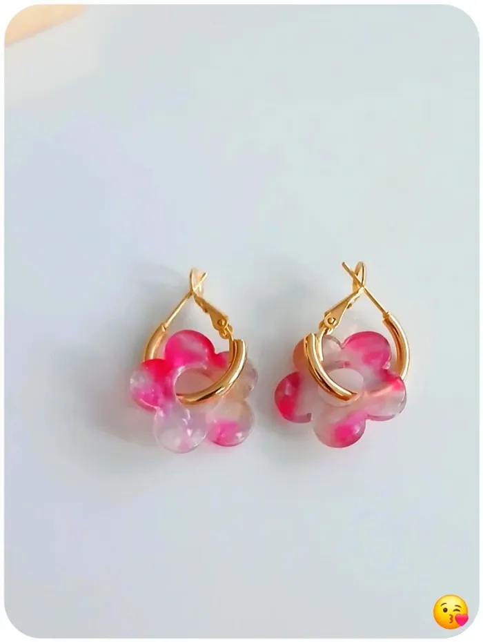 Boucles d’oreilles fleurs rose en résine et doré tendance