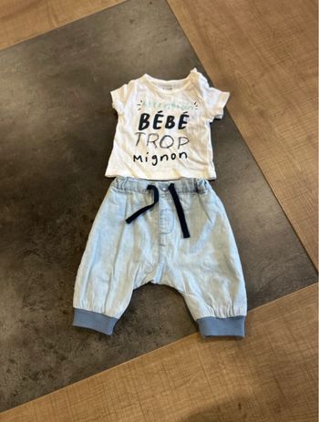 Pantalon et t-shirt manches courtes bébé taille 1 mois