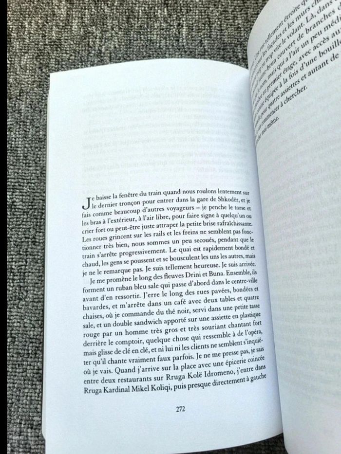 Livre "Qui est là ?" Anders Roslund – Thriller Psychologique – Éd. Mazarine – Comme Neuf - photo numéro 3