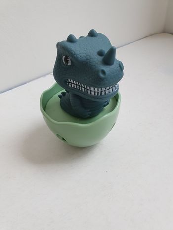 Dinosaure dans son œuf