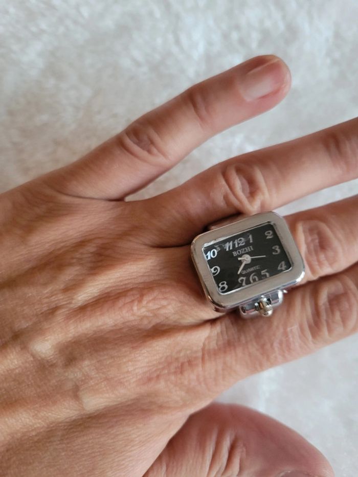Bague montre silver rectangulaire fond noir - photo numéro 2