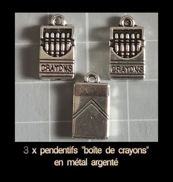 3 x Pendentifs "boîte de crayons" en métal argenté.