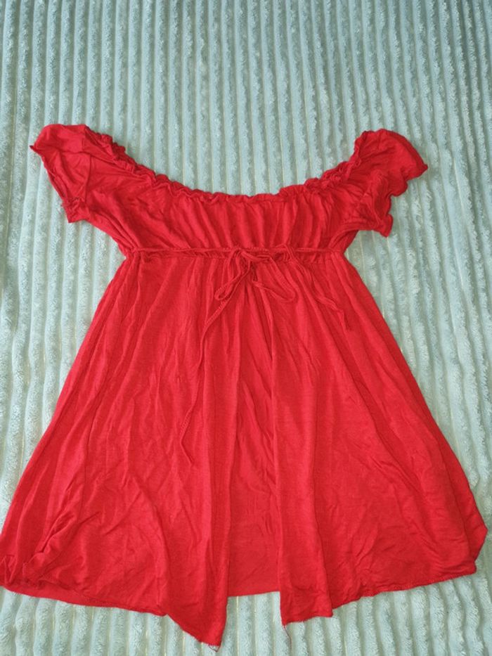 Tee-shirt ouvert & épaule dénudée