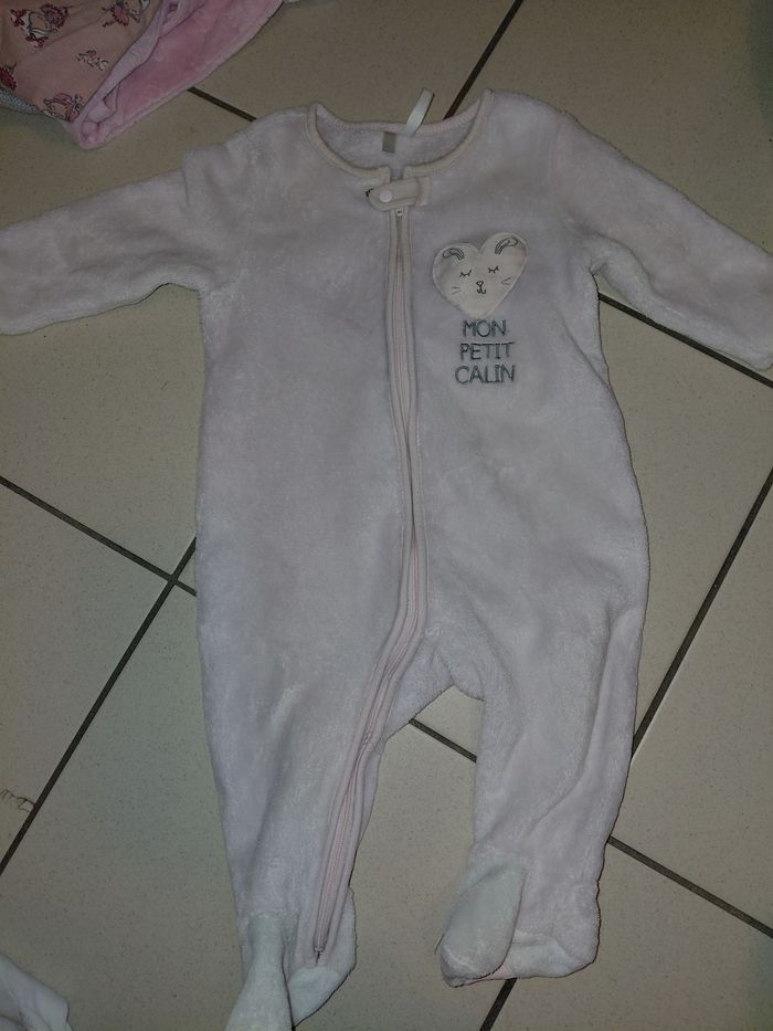 Un lot de pyjama fille 6/9 mois - photo numéro 2