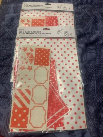 Lot de 12 sacs cadeaux et 4 planches de 22 stickers