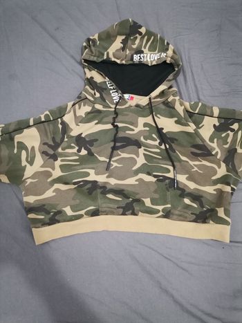 Pull crop top camouflage à capuche Jennyfer taille L
