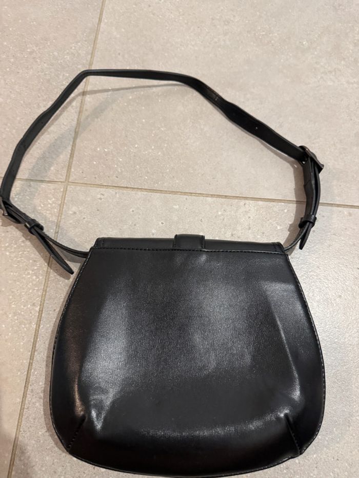 Sac à bandoulière Zara noir, bon état juste des petites traces dans les coins 25*20cm - photo numéro 2