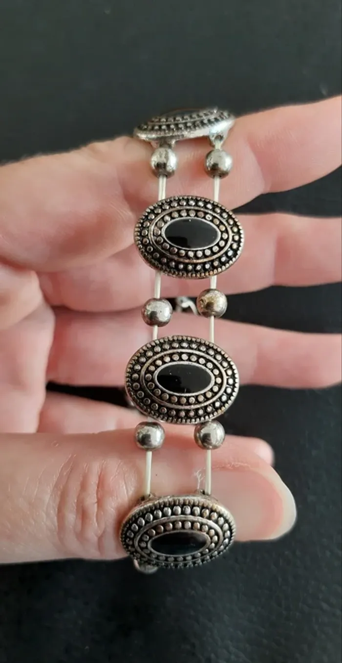 Très joli bracelet extensible vintage en émail noir et laiton argenté - photo numéro 4