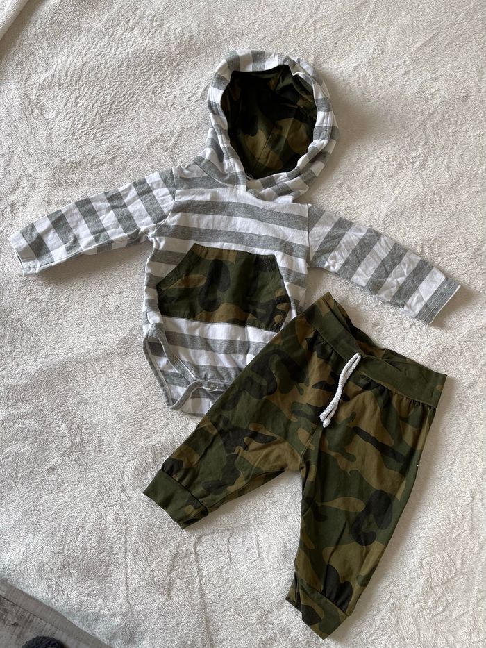 Ensemble body avec capuche et pantalon - 3 mois