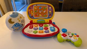 Lot de jouets ordinateur, manette, veuilleuse