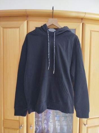 Sweat noir à capuche taille S Gémo.