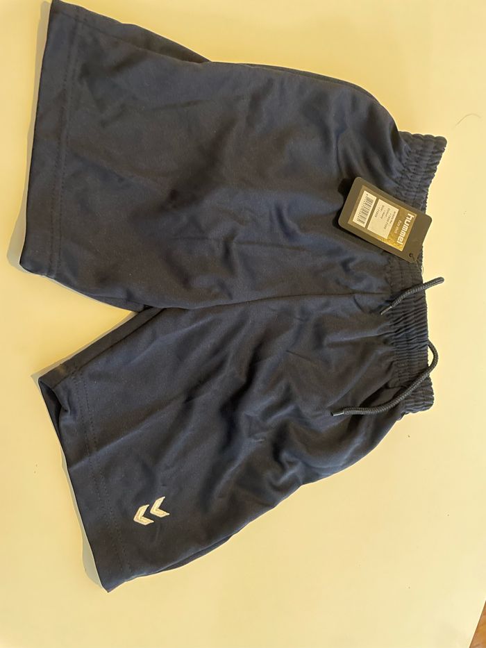 Short de sport taille 6/7 ans hummel