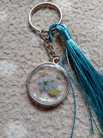 Joli porte clé petits myosotis bleus