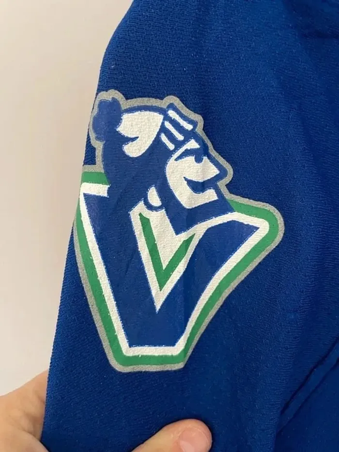 Reebok Youth NHL Vancouver Canucks Size Youth S/M - photo numéro 7