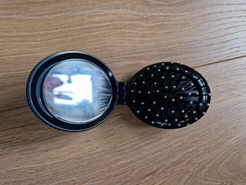 Brosse à cheveux et miroir