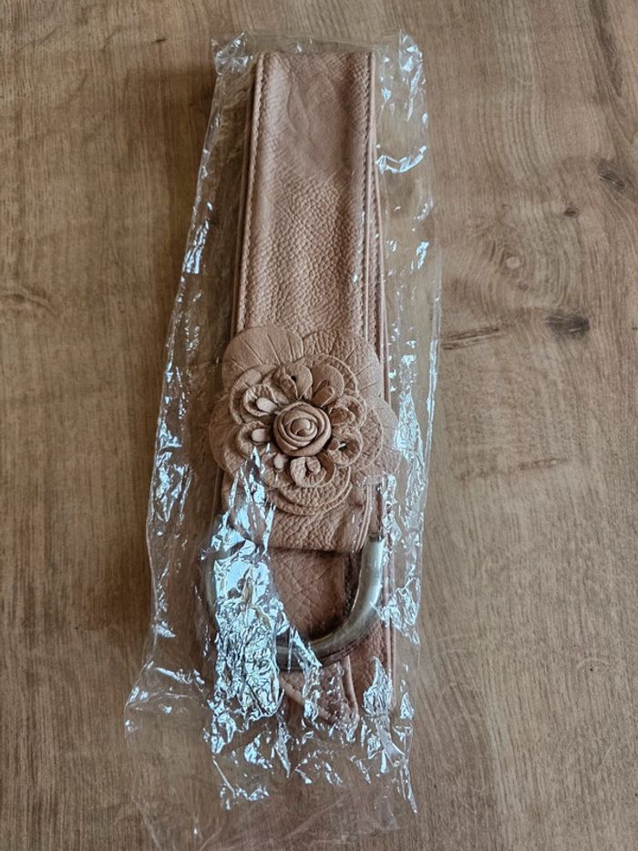 Ceinture a fleur rose pale, neuve emballée - photo numéro 3