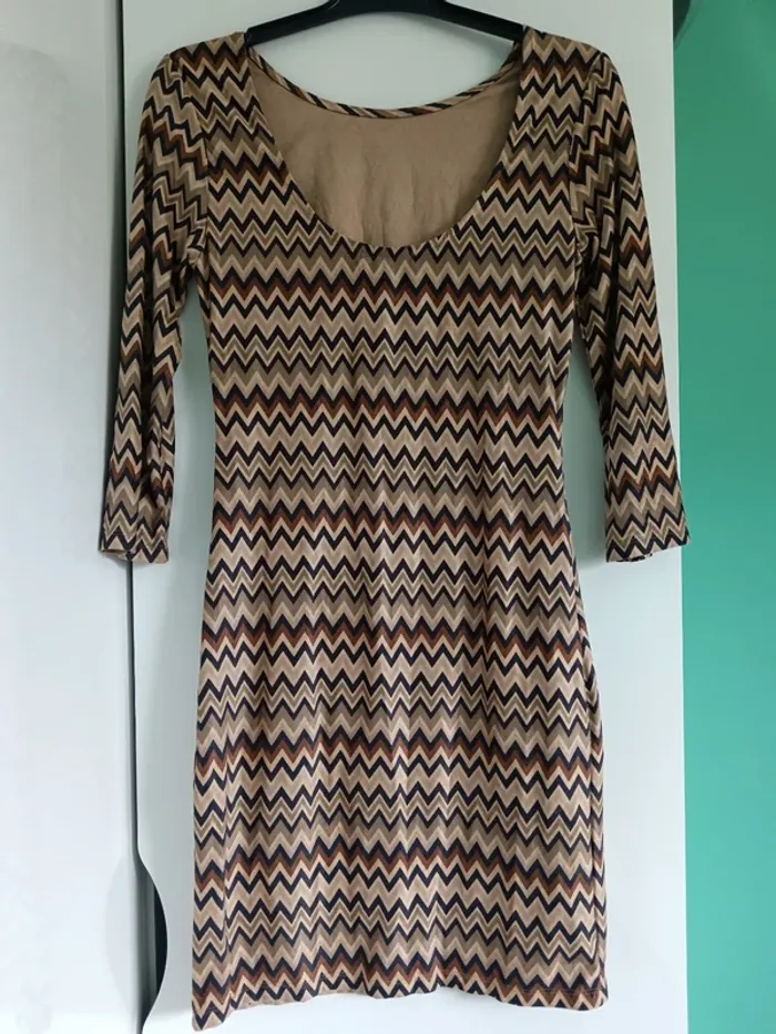 Robe moulante à motifs zigzag a mi cuisse Taille S - photo numéro 4