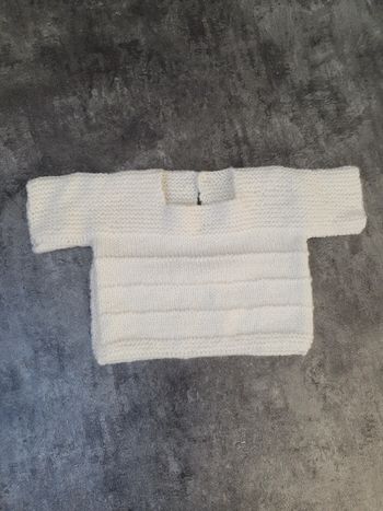 Pull en laine mixte 6-9 mois environ fait main neuf