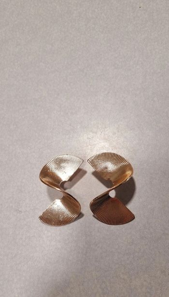 Boucles d'oreilles dorées torsadées très bon état