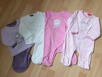 Lot de 4 pyjamas en 6 mois.