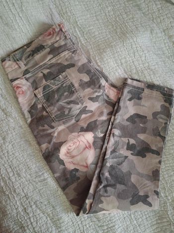Jean militaire et roses