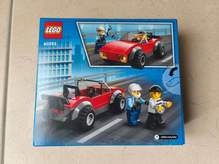 LEGO City 60392 :La course-poursuite de la moto de police - photo numéro 3